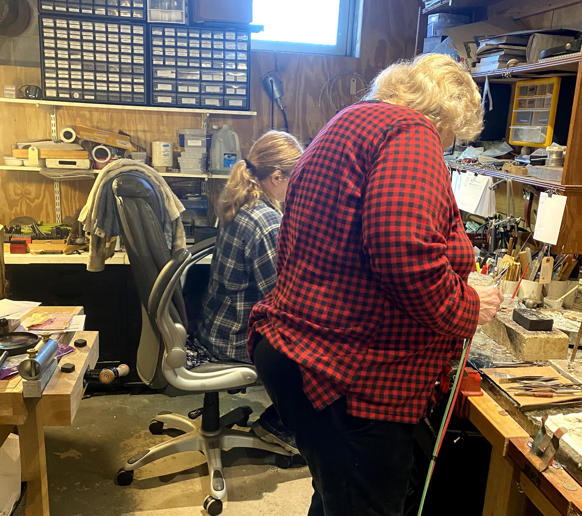 The Artistry Unveiled: Handmade Jewelry vs. Manufactured Jewelry